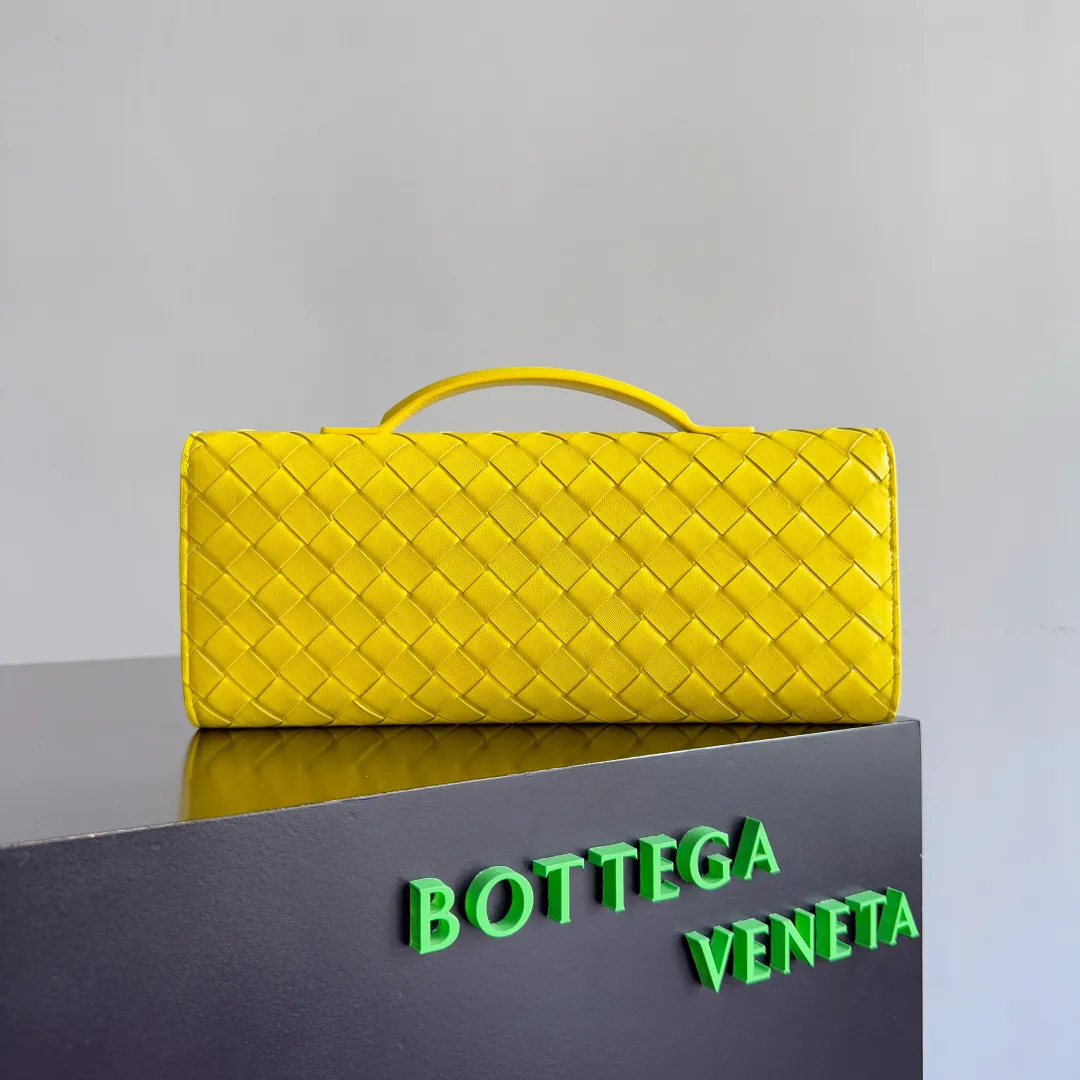 The batch of 1680 BV Andiamo evening handbags has been heavily planted again~ The designer aesthetics in the era of economic downturn are back. I fall in love with it at first sight and can't put it down. It's so beautiful and full of aura. The shape and texture are very competitive. It's light in weight and has sufficient capacity. It's a must-have for fashionistas. It's suitable for many occasions, minimalist, high-end and light luxury. Model No.: 741511 Size: 31*13*3cm